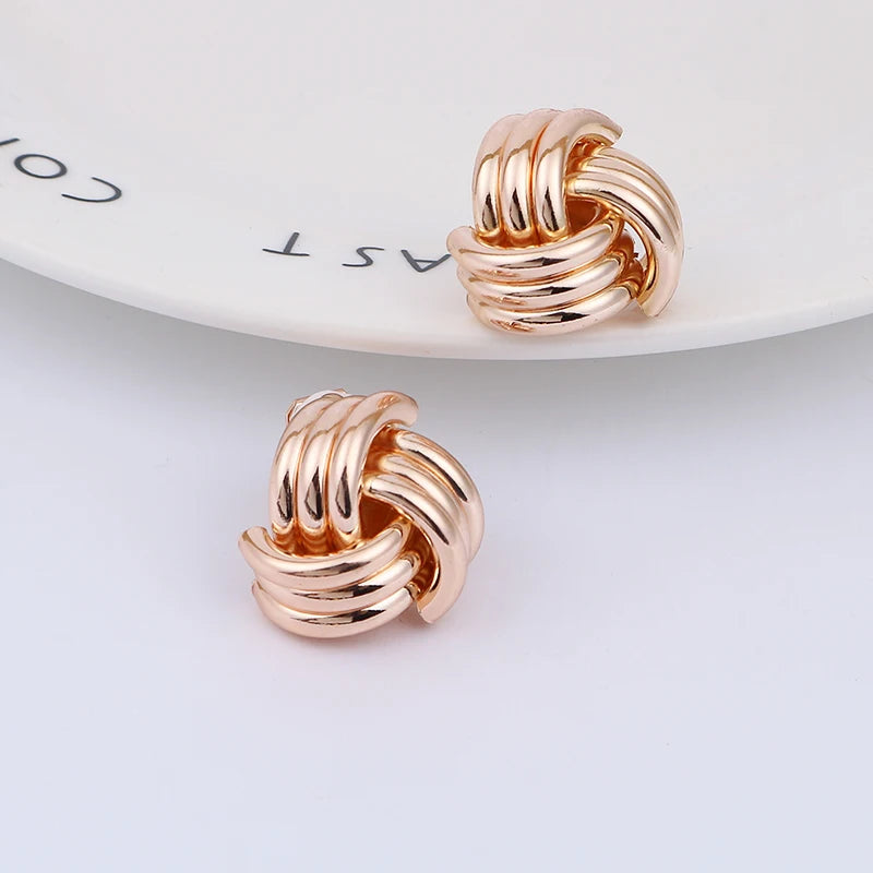 Boucles d'oreilles à clip vintage non percées, boucles d'oreilles géométriques en métal doré pour femmes.