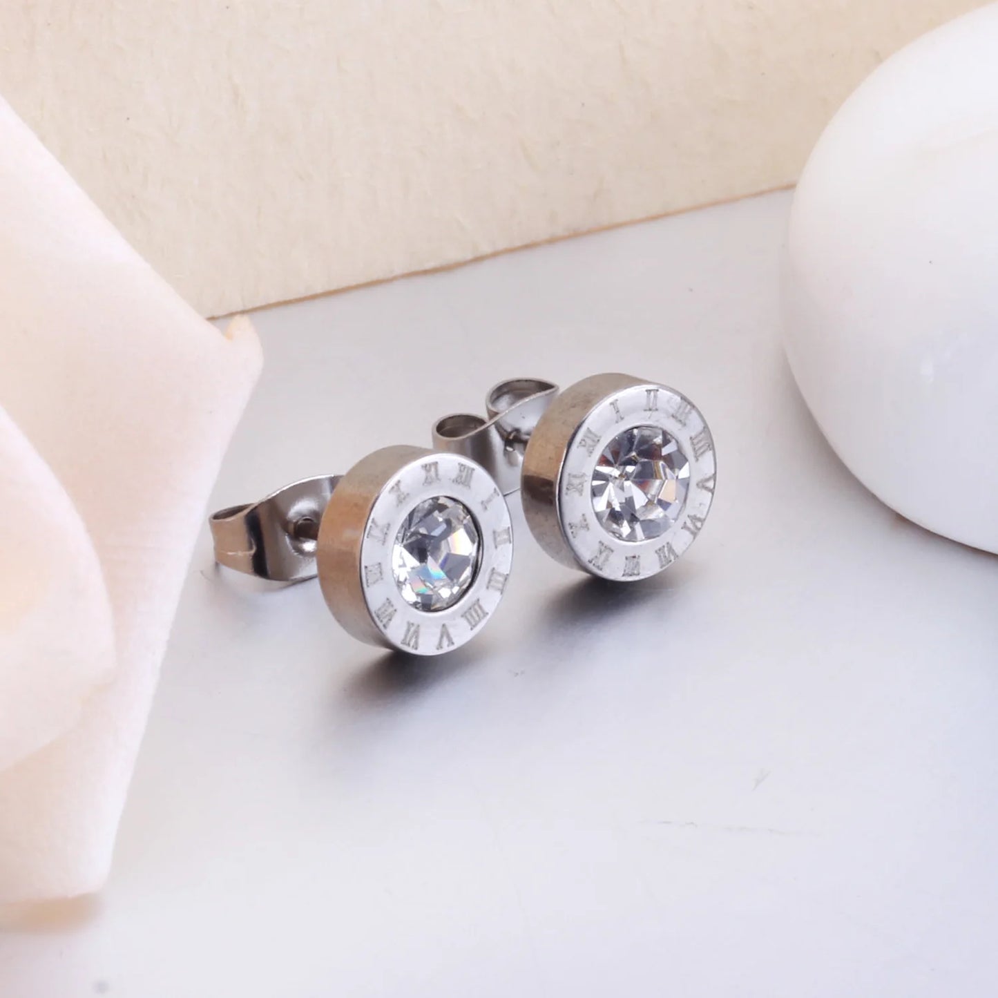 LUXUSTEEL Boucles d'oreilles en cristal acrylique en acier inoxydable pour femmes Hommes Punk Roman Number Clear Black CZ Bling Bijoux d'oreille de mode