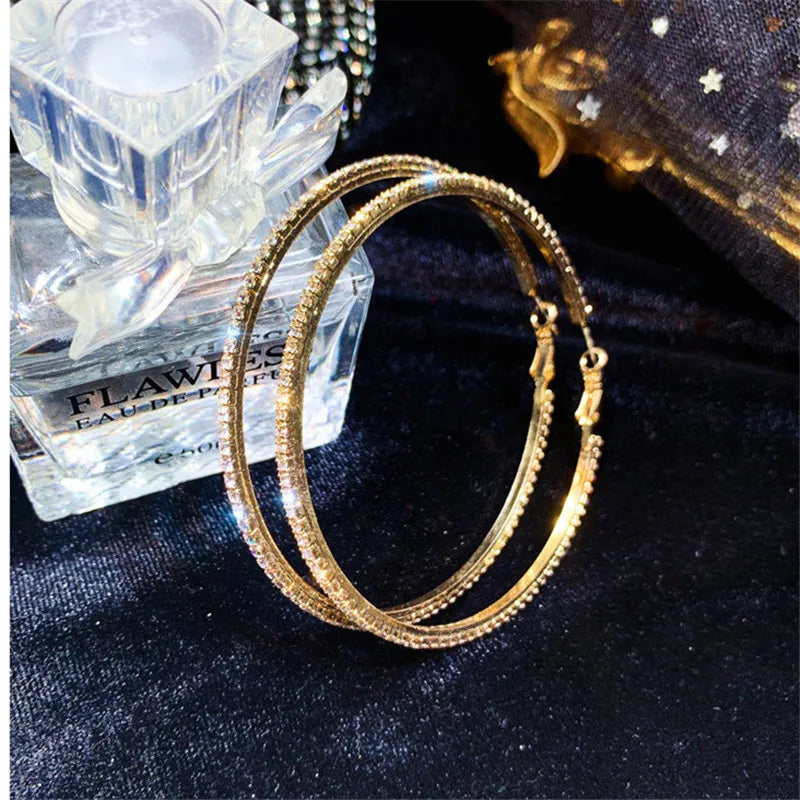 Boucles d'Oreilles Créoles Rondes en Cristal – Bijoux Géométriques & Strass Tendance 2025