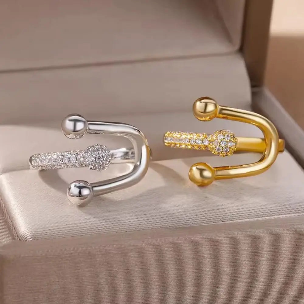 Bague ouverte ajustable en zircon micro-incrusté tendance, bague fer à cheval en or chic, bague minimaliste en cuivre pour femme.