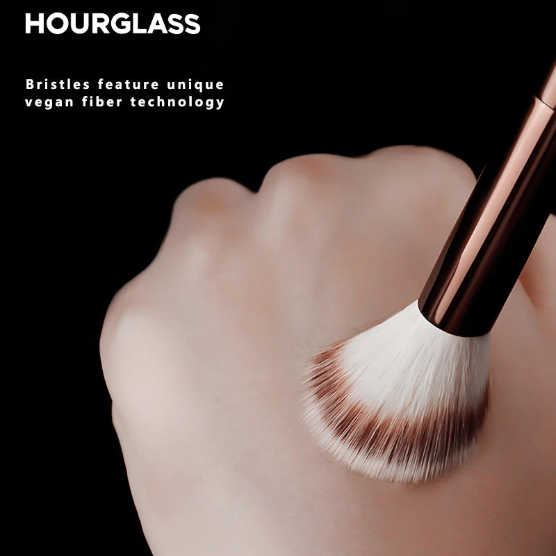 HOURGLASS No. 15 Pinceau blush liquide, pinceau contour incline.