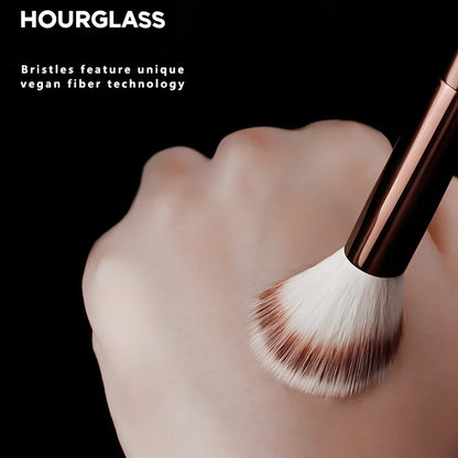 HOURGLASS No. 15 Pinceau blush liquide, pinceau contour incline.