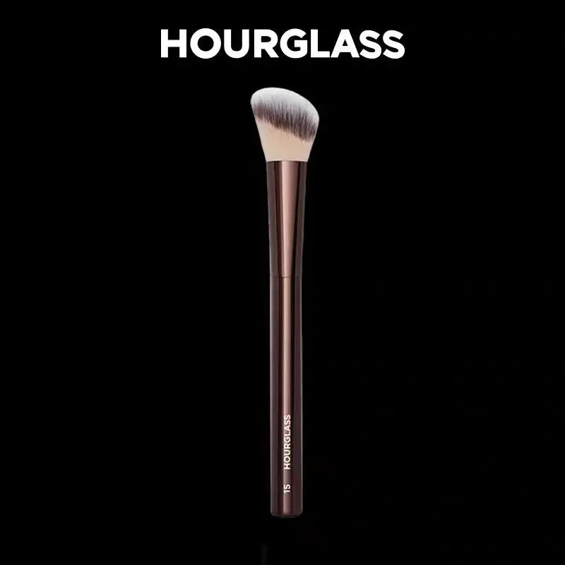 HOURGLASS No. 15 Pinceau blush liquide, pinceau contour incline.