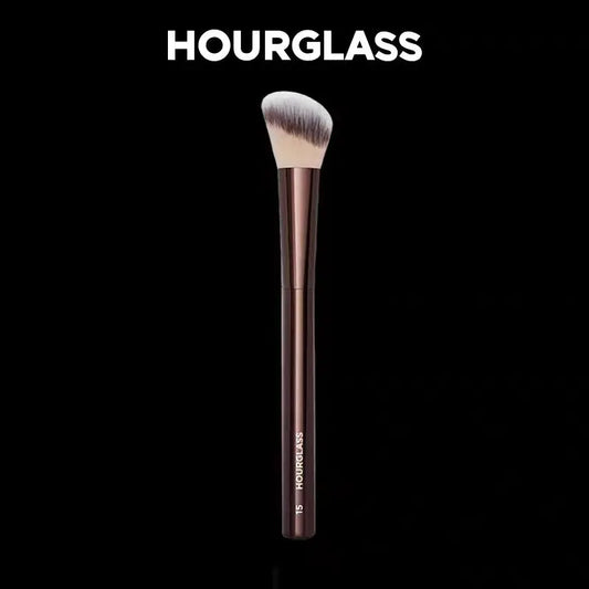 HOURGLASS No. 15 Pinceau blush liquide, pinceau contour incline.