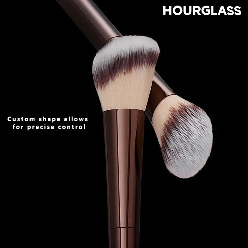 HOURGLASS No. 15 Pinceau blush liquide, pinceau contour incline.