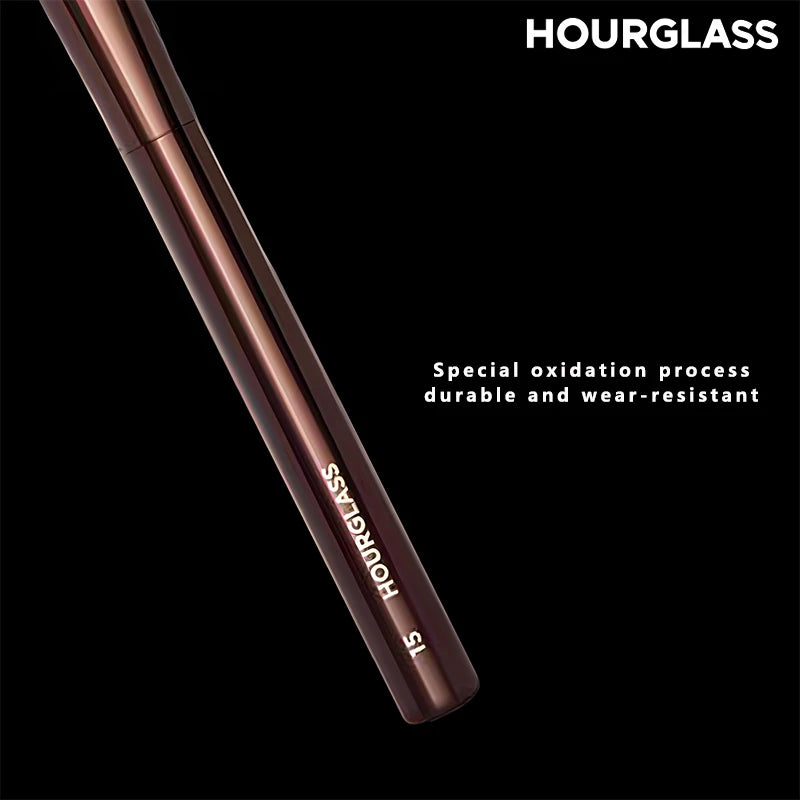 HOURGLASS No. 15 Pinceau blush liquide, pinceau contour incline.