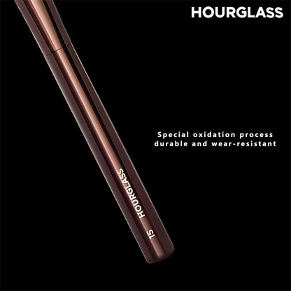 HOURGLASS No. 15 Pinceau blush liquide, pinceau contour incline.