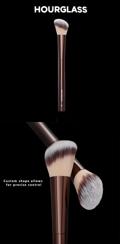 HOURGLASS No. 15 Pinceau blush liquide, pinceau contour incline.