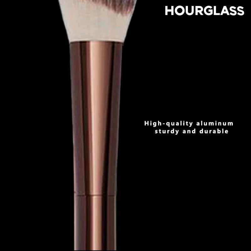HOURGLASS No. 15 Pinceau blush liquide, pinceau contour incline.