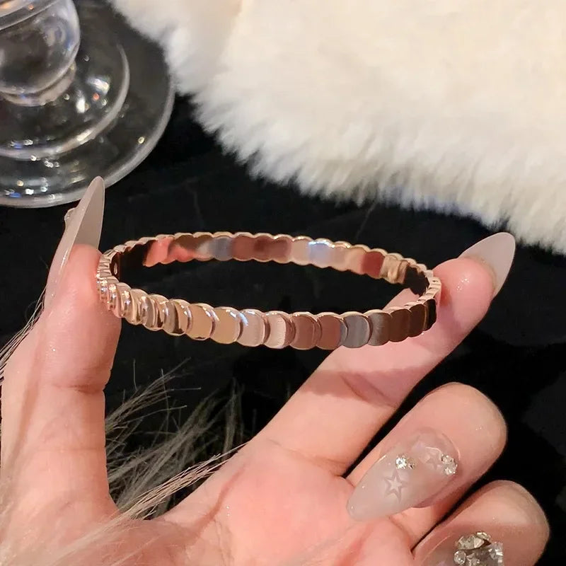 Bracelet Luxe en Acier Titane – Or Rose & Zircon Scintillant